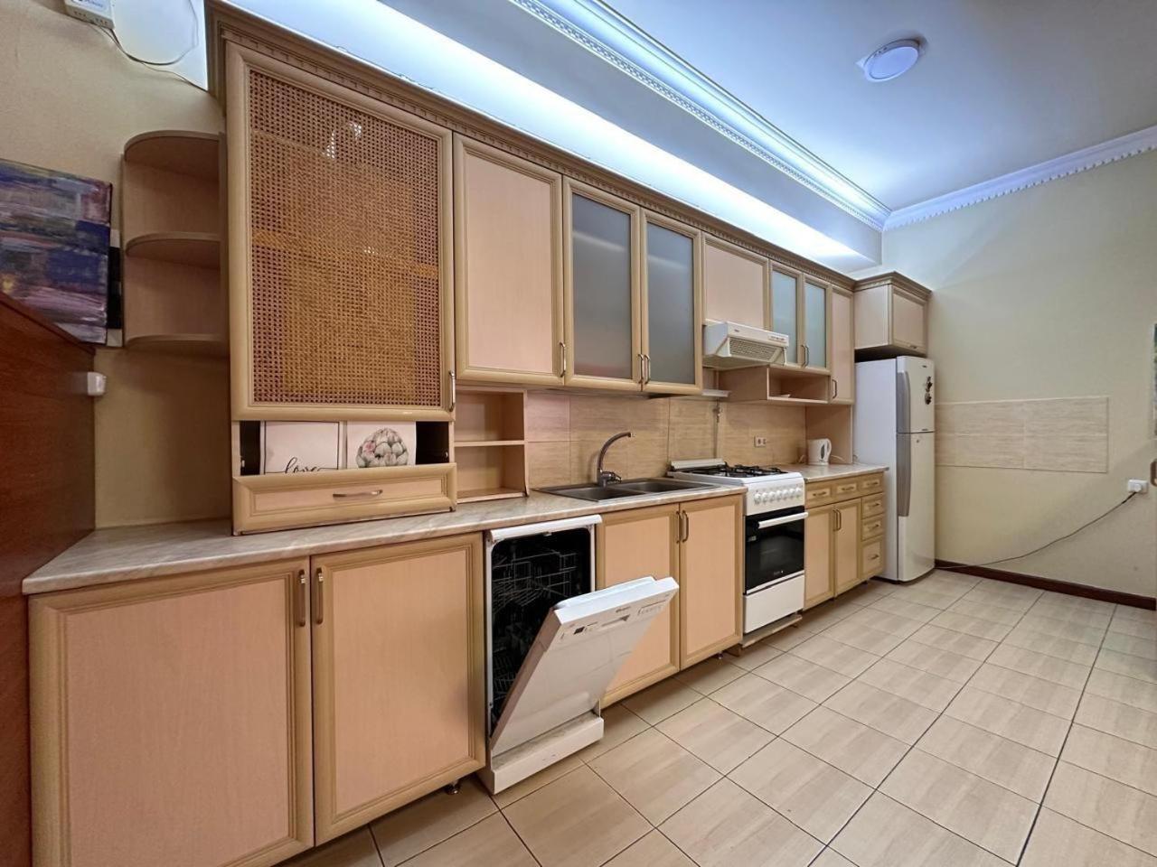 Hotel & Apartments California Yerevan Exterior photo
