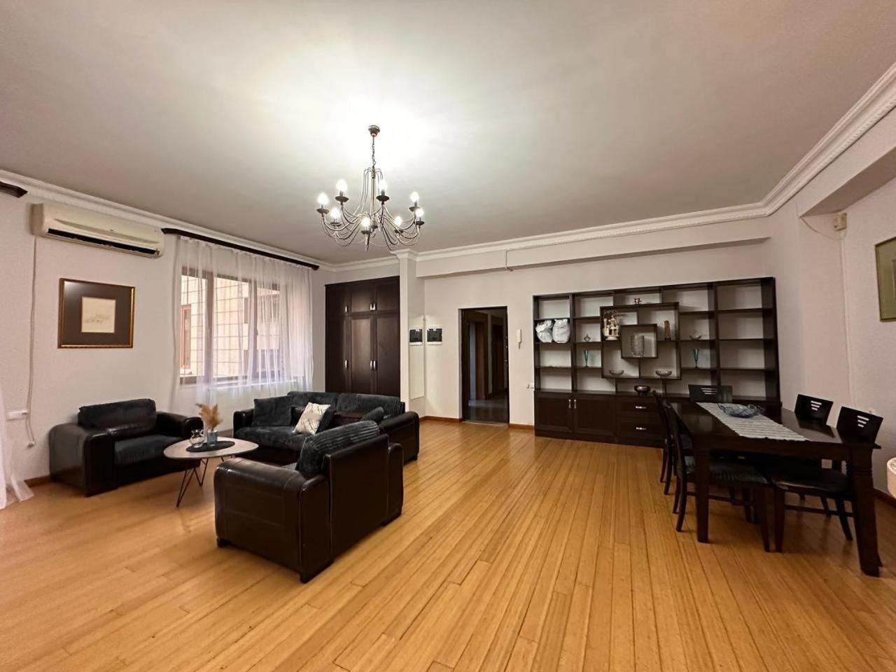 Hotel & Apartments California Yerevan Exterior photo